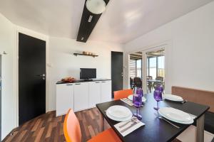Eurocamp Mobile Homes Kastanija的厨房或小厨房