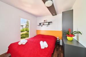 Eurocamp Mobile Homes Kastanija客房内的一张或多张床位