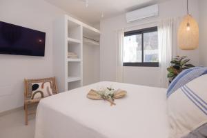Telewizja i/lub zestaw kina domowego w obiekcie Villa Eden Beachfront Corralejo By Holidays Home
