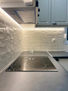 a kitchen with a stove top in a kitchen at Villa Rosa in Plomari