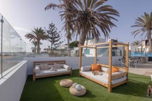 Łóżko lub łóżka w pokoju w obiekcie Villa Eden Beachfront Corralejo By Holidays Home