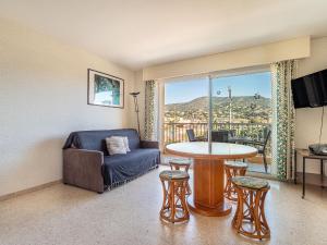 una sala de estar con un sofá y una mesa en Apartment Les Cyclades-11 by Interhome, en Le Lavandou