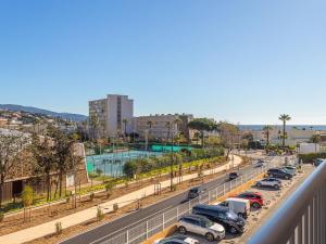una fila de coches estacionados en una autopista en Apartment Les Cyclades-11 by Interhome, en Le Lavandou