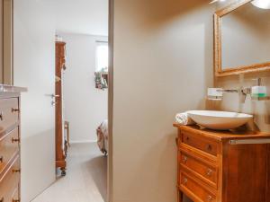 baño con lavabo y tocador con espejo. en Apartment Lau'tentik by Interhome, en Monthey