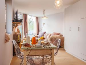 Una cocina y una sala de estar con mesa y sillas. en Apartment Lau'tentik by Interhome, en Monthey 28 fotos más