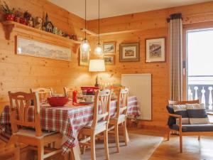 シャンペリーにあるApartment Neige et Soleil by Interhomeのテーブルと椅子のあるダイニングルーム +14枚の写真