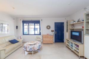 ein Wohnzimmer mit Sofa und Fernseher in der Unterkunft Meraki Agaete Puerto De Las Nieves in Agaete