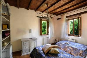 Un dormitorio con dos camas y dos ventanas. en Luce tra i Saggi 8 by Marche Holiday Villas, en Montemaggiore al Metauro 22 fotos más