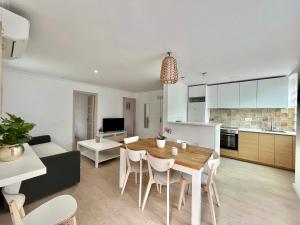 a kitchen and living room with a table and chairs at Camping El Jardín in El Campello