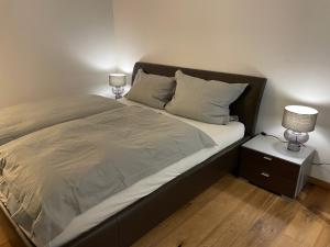 Un dormitorio con una cama grande con dos lámparas. en Apartment St Johannis, en Núremberg