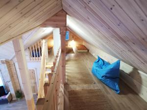 a room in a tiny house with a staircase at Syötteen Uuvana in Syöte