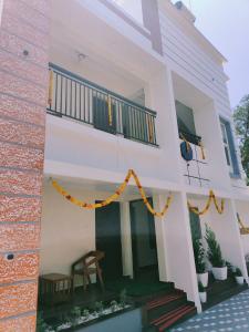 una casa blanca con una cuerda naranja colgando de ella en Palm Paradise Beach Resort Varkala, en Varkala 36 fotos más