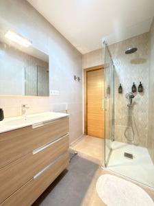 un baño con lavabo y ducha en Beach Room Valencia, NETFLIX, 4 mins walk to the beach, en Valencia