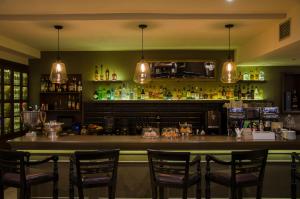 un bar con sillas y una barra en una habitación en Κleio Resort And Spa, en Amindeo