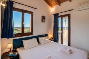 Posteľ alebo postele v izbe v ubytovaní Crete Essence Villas - Lagkada + 37 fotografií