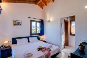 Postel nebo postele na pokoji v ubytování Crete Essence Villas - Lagkada