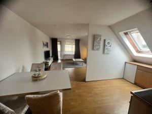 a living room with a white table and a window at Ferienwohnung KäLi in Pleinfeld