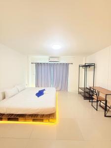 清迈Phak Phing Hostel的一间卧室，配有一张床、一张书桌和一张桌子
