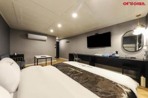 TV a/nebo společenská místnost v ubytování Forest 701 Hotel