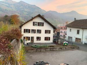 Vista generica sulle montagne o vista sulle montagne dall'interno della casa vacanze