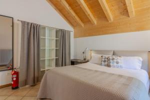 Кровать или кровати в номере Veloccino del Lago