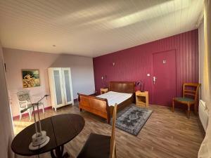 Ένα ή περισσότερα κρεβάτια σε δωμάτιο στο Loft entre vignes et lac