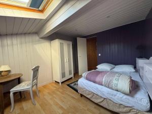 Ένα ή περισσότερα κρεβάτια σε δωμάτιο στο Loft entre vignes et lac +4 φωτογραφίες