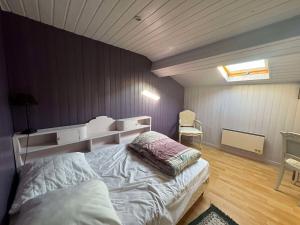 Ένα ή περισσότερα κρεβάτια σε δωμάτιο στο Loft entre vignes et lac
