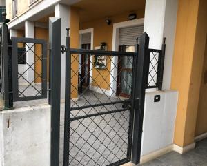 un cancello di ferro di fronte a una casa di Casa di Nicla a Terni