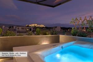 Bazén v ubytovaní Athenian Lofts alebo v jeho blízkosti