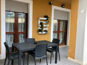 a black table and chairs in front of a building at Casa di Nicla in Terni