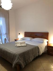 una camera da letto con un letto con asciugamani sopra di Casa di Nicla a Terni