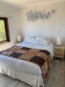 Giường trong phòng chung tại Tiny cabaña en playa hermosa