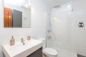 Un baño blanco con lavabo y ducha en Lightbooking Tazacorte La Palma, en Tazacorte 47 fotos más