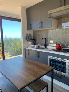 Nhà bếp/bếp nhỏ tại Tiny cabaña en playa hermosa +13 ảnh