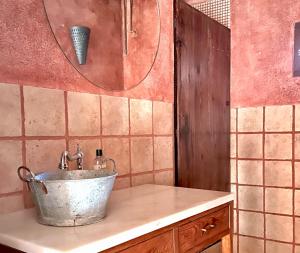 un bagno con lavandino e specchio di Casa Yolanda a Bojar Altre 23 foto