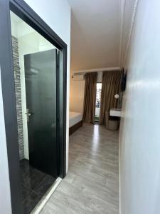 Katil atau katil-katil dalam bilik di Crystal hotel