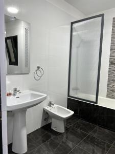 Bilik mandi di Crystal hotel