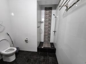 Bilik mandi di Crystal hotel