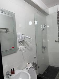 Bilik mandi di Crystal hotel