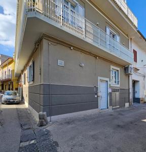 a building with a balcony on the side of it at La piccola gemma in Saviano