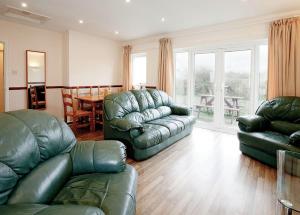 Posezení v ubytování Anglesey Bungalows + 37 fotografií