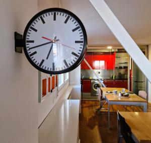 a large clock on the wall of a room at Loft 21.Estilo con vistas de cine in Valladolid +21 photos