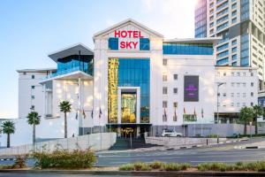 un edificio de hotel con un cartel del cielo del hotel en Hotel Sky Sandton, en Johannesburgo