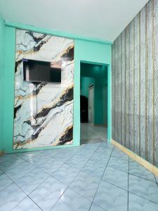 TimuranにあるBronk House 2 Tamsisの壁に大きな絵画が2点飾られた部屋