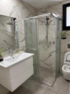 エイラットにあるUrban Suite Neve Tzedek Eilatのシャワーと洗面台付きのバスルーム