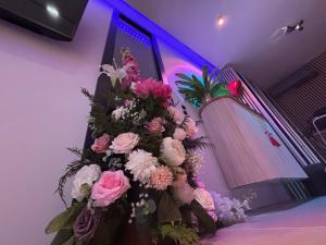 Ein paar rosa und weiße Blumen neben einer Treppe in der Unterkunft Suite impériale LOVE ROOM in Sisteron + 6 Fotos