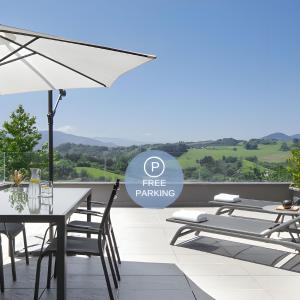 a patio with a table and chairs and a free parking sign at FeelFree STAYS Basoa in Donostia-San Sebastián