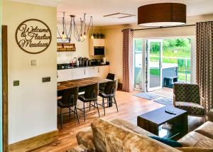 Η κουζίνα ή μικρή κουζίνα στο Flaxton Meadows Luxury Lodges +119 φωτογραφίες