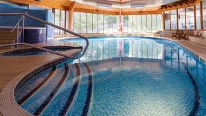 Bazén v ubytování Moness Resort nebo v jeho okolí